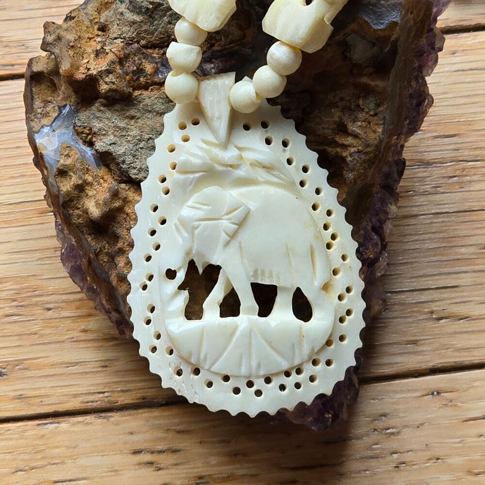 Vtg Hand-Carved Celluloid Elephant Pendant 20" Necklace Barrel Clasp 40s Jewelry - Picture 10 of 10